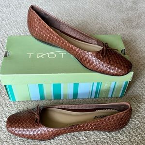 TROTTERS WOVEN FLATS WITH THIN LEATHER BOW   SIZE: 10 N